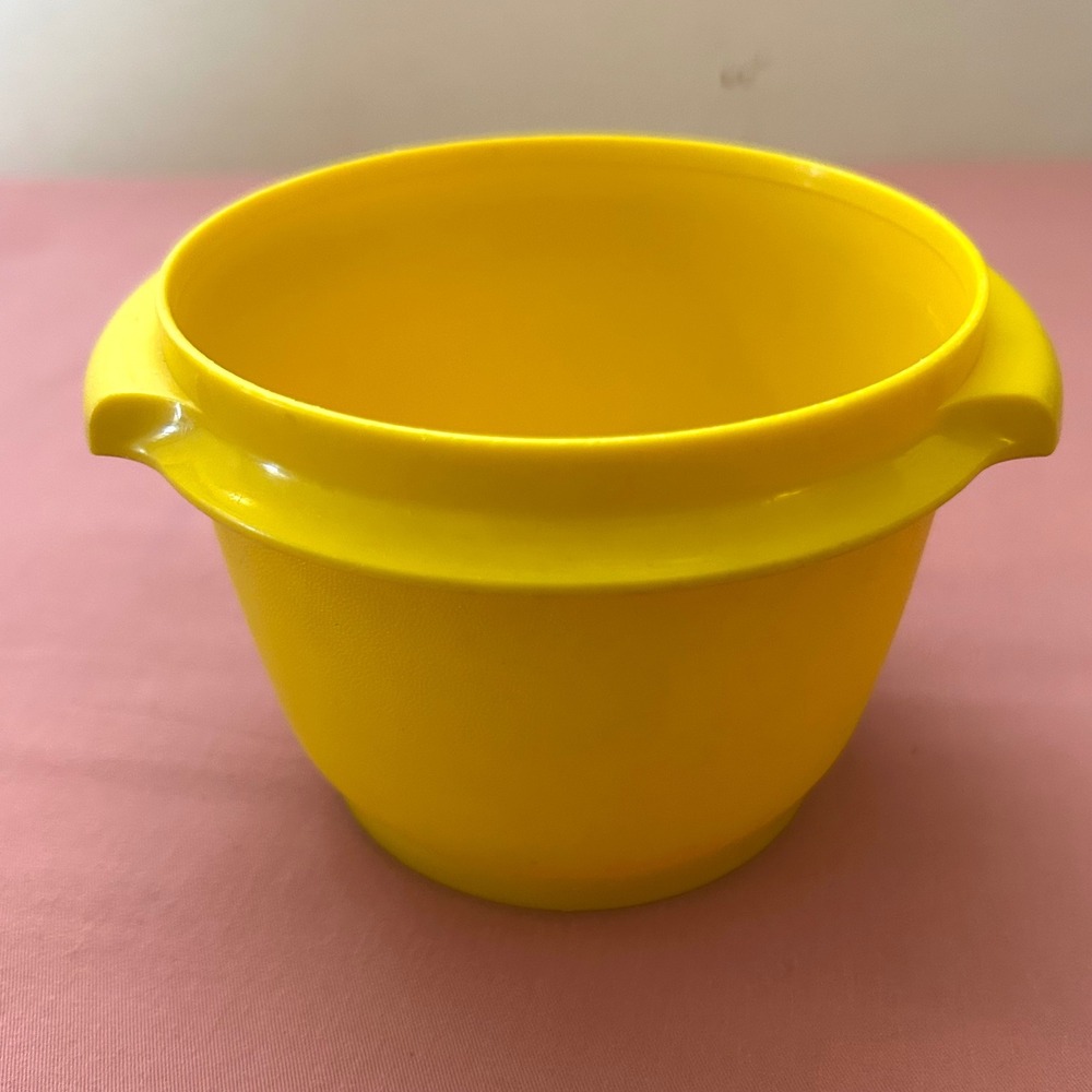 Vintage 1970's Tupperware Yellow Servalier Bowl #886-17 • NO LID • SEE PICS